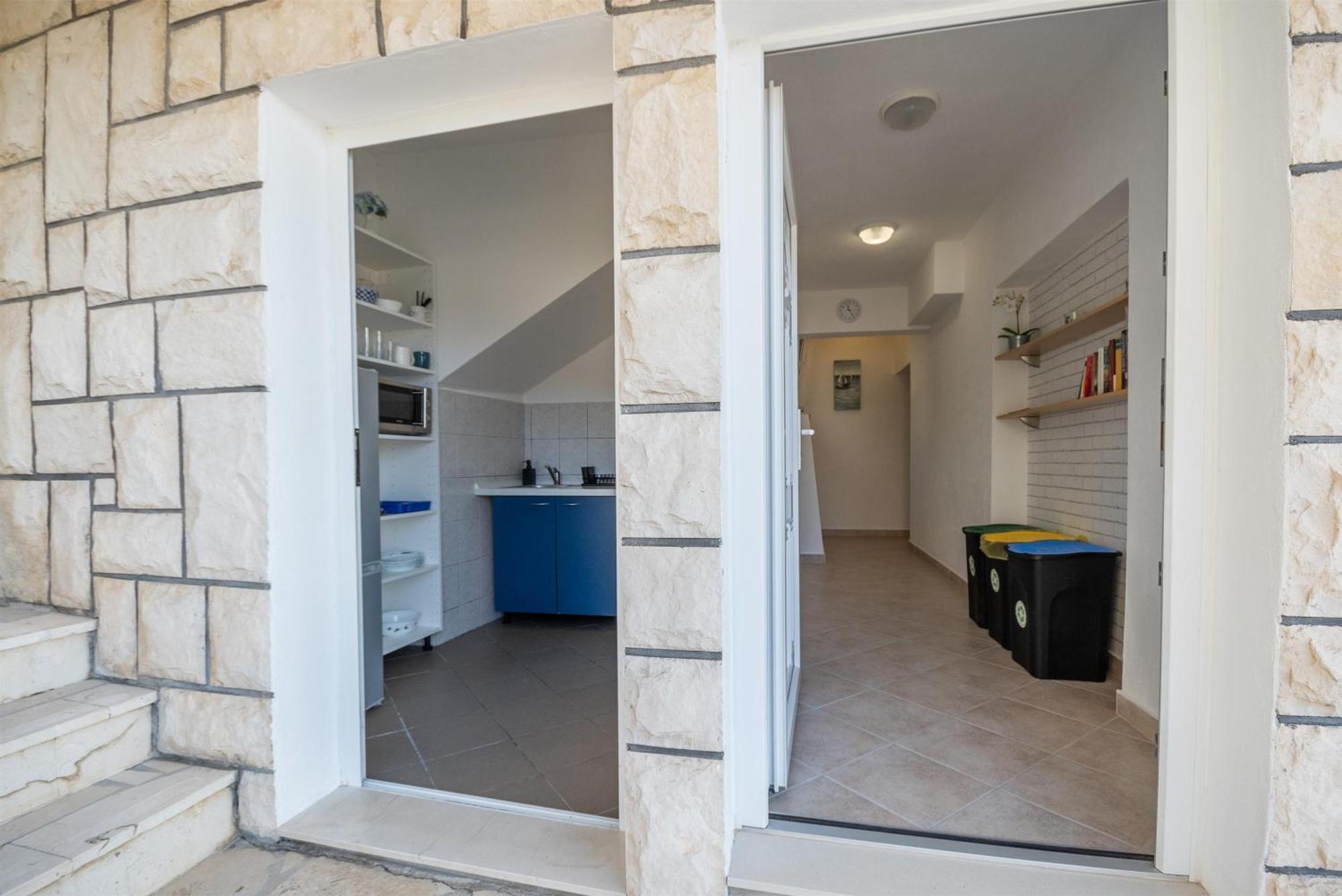Apartments Ivan - With Parking Омиш Экстерьер фото
