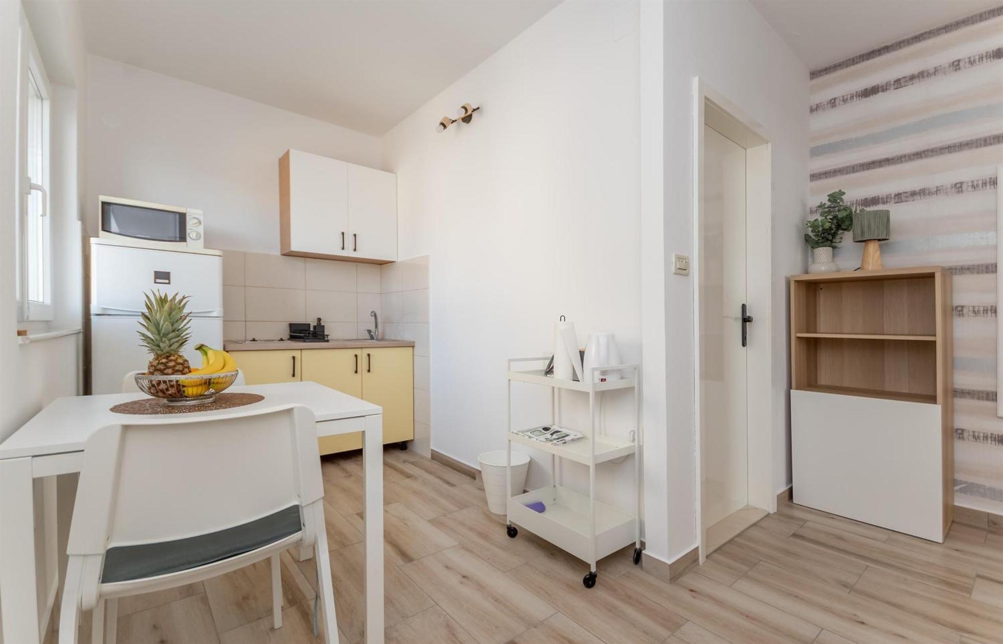 Apartments Ivan - With Parking Омиш Экстерьер фото