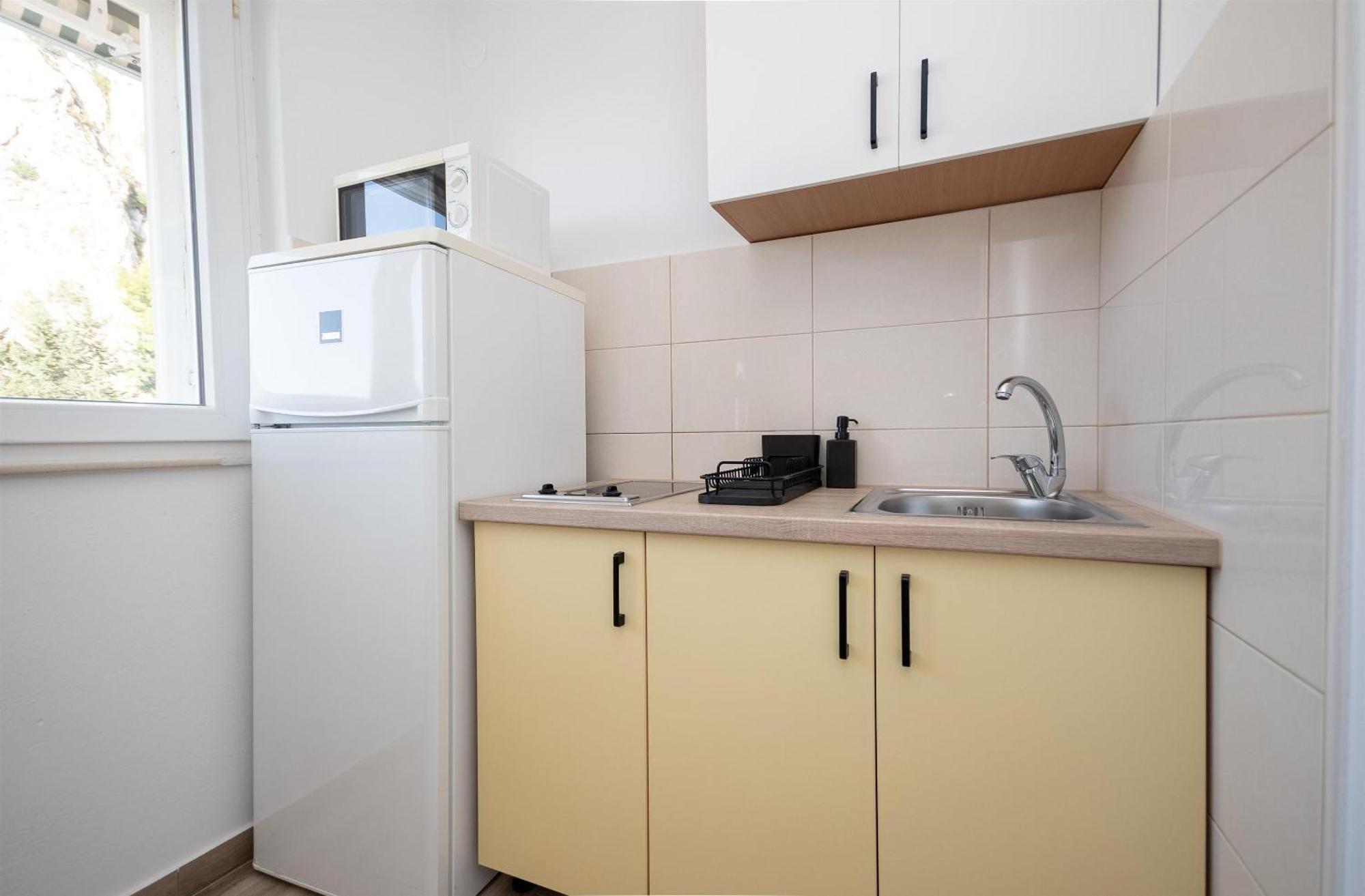 Apartments Ivan - With Parking Омиш Экстерьер фото