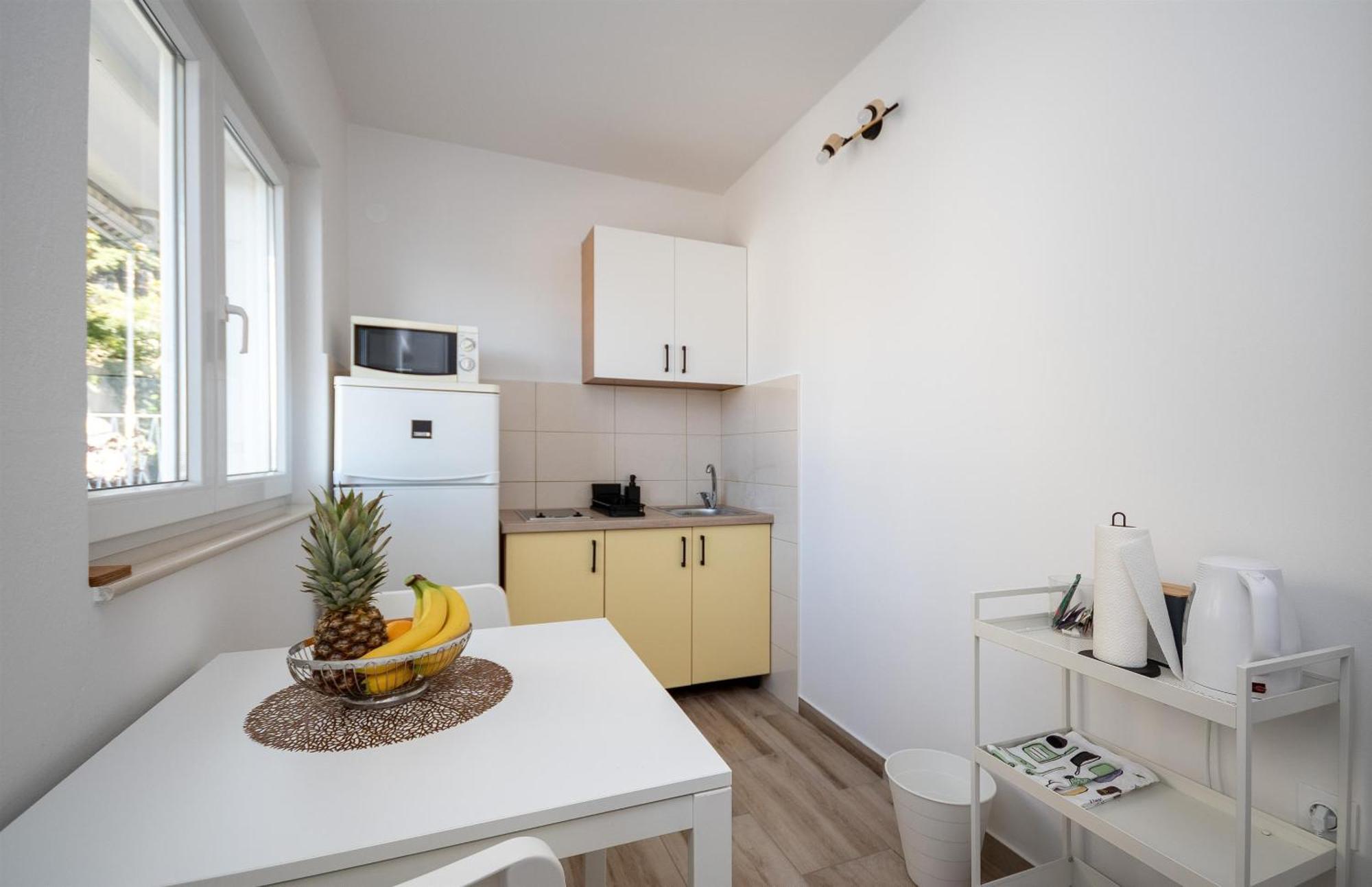 Apartments Ivan - With Parking Омиш Экстерьер фото