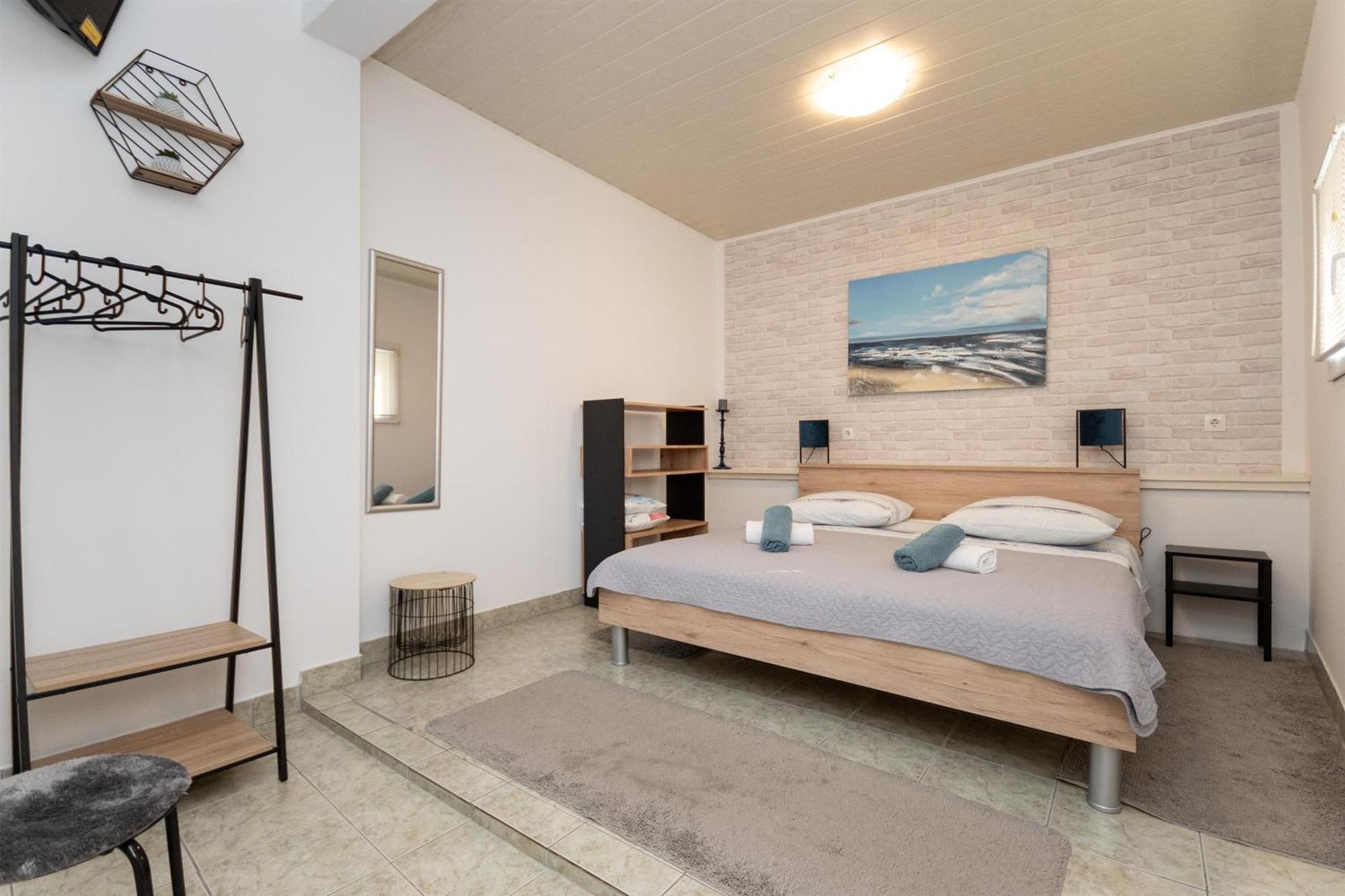 Apartments Ivan - With Parking Омиш Экстерьер фото