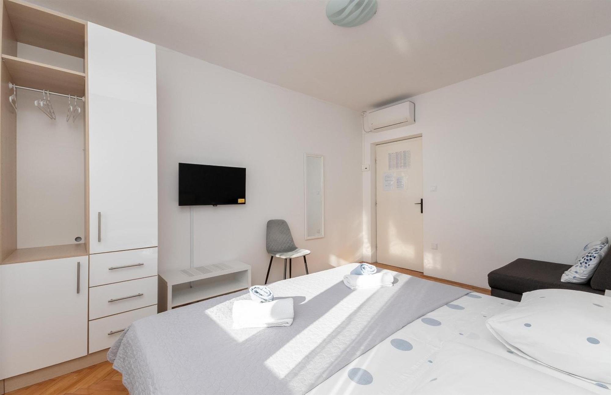 Apartments Ivan - With Parking Омиш Экстерьер фото